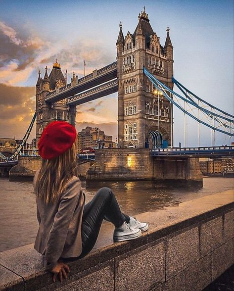 London Poses Photo Ideas, London Photography Instagram, London Pictures Ideas, Best Christmas Destinations, London Photo Ideas, Photoshoot London, London Photoshoot, Social Media Specialist, London Sightseeing