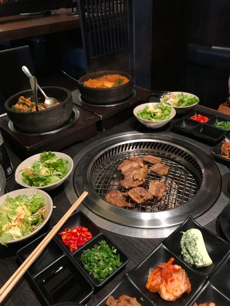 Korean Barbecue Aesthetic, Kbbq Korean Aesthetic, Korean Bbq Aesthetic, Korean Grill, Korean Barbecue, Lunch Menu, Cafe Food, Cute Food, Aesthetic Food