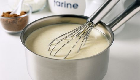 Faire un roux : couper le beurre en petits morceaux et le faire fondre dans une casserole. Hors du feu, ajouter la farine en pluie et bien mélanger. Remettre la casserole sur le feu et verser peu à peu le fond blanc en fouettant sans arrêt. Faire bouillir… Aloe Vera Body Wash, Types Of Sauces, Light Sauce, Joel Robuchon, Croque Madame, Alain Ducasse, Bechamel Sauce, Basic Recipes, Gravy