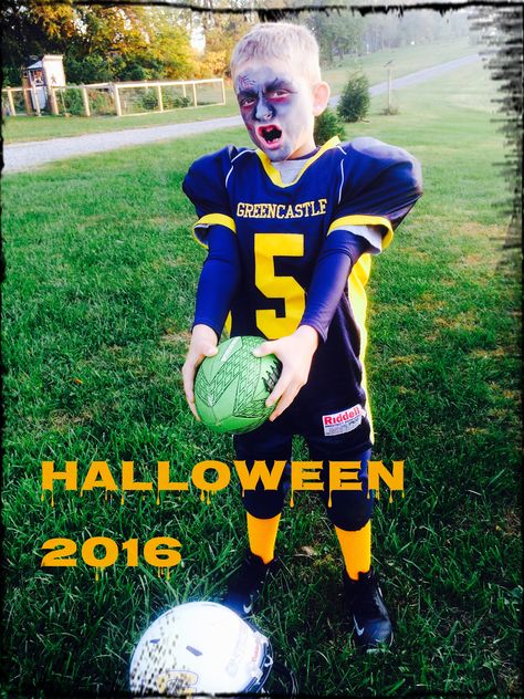 Dead Football Player Costume, Zombie Football Player Costume, Zombie Football Player, Football Player Costume, Diy Costumes Kids, Zombie Movies, Football Uniform, Halloween 2016, Halloween 2019