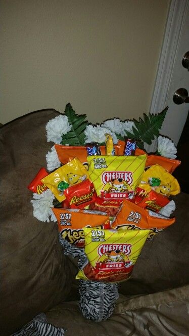 Candy chip snack bouquet Takis Chips Bouquet, Chips Bouquet, Chip Bouquet, Hot Fries Chips, Snack Bouquet, Snack Gift Baskets, Food Bouquet, Girls Party Ideas, 17th Birthday Ideas