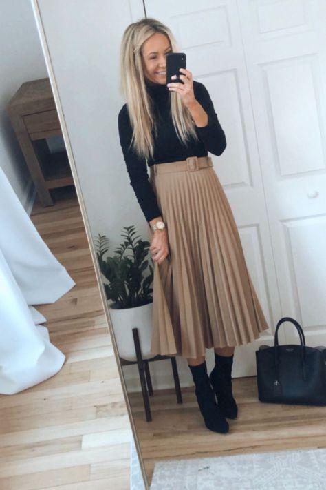 Feminine Business Attire, Midi Skirt Outfit Winter, Court Attire, Elegant Work Outfits, Pleated Skirt Outfit, Ballet Inspiration, Midi Skirt Outfit, Thanksgiving Outfits, Rock Outfit