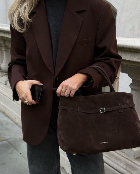 Amy Shaw | 10/30 I get on board with Autumn until the second it rains. And suede is all good in theory until you remember this country’s wet weather… | Instagram Suede Blazer Outfit, Dark Brown Blazer Outfit, Suede Bag Outfit, Brown Suede Blazer, Brown Blazer Outfit, Brown Suit, Suede Blazer, Blazer Outfit, Minimal Classic