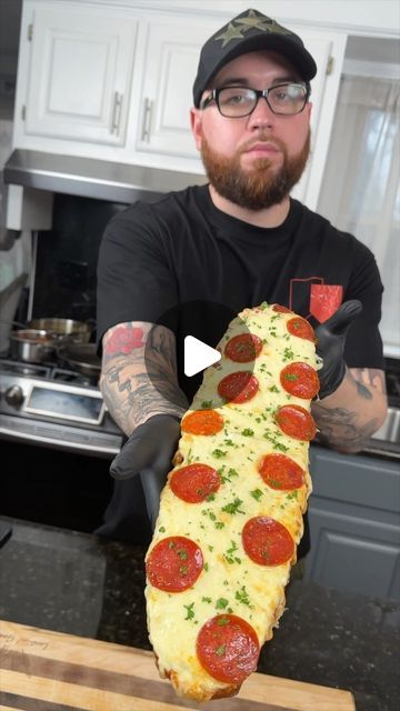 Matt Price on Instagram: "Garlic Bread Pepperoni Pizza  . When I was a kid, I used to love the French bread frozen pizzas. I remember one time, my friends parents told them I couldn’t spend the night anymore because I ate all of the boxes they had in the freezer. In my defense… they told me to make myself at home 😅🤣 . If you need something quick and easy for dinner tonight.. or something for the kids to get involved with, try this one! . . Shopping List: 1 load French bread 1/2 stick melted butter 1/4 cup diced parsley  Pepperoni 2 cups mozzarella cheese 1 head roasted garlic  1-2 tsps sugar Red pepper flakes Yes that much seasoning and AP 4 oz tomato paste 15 oz tomato sauce  . . #mrmakeithappen #foodporn #foodies #pizza #pizzalover #pizzalovers #ichef #cheflife #recipe #recipes #easydi French Toast Pizza, Italian Bread Pizza Recipe, French Bread Pizza Recipes, Toast Pizza, French Bread Pizza, Frozen Pizza, Dee Dee, Pizza Bread, French Bread