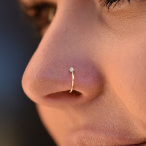 Cute Nostril Jewelry, Gold Nose Ring Aesthetic, Gold Piercings Nose, Cute Piercings Nose, Cute Nose Piercings Ideas, Nose Percinings Aesthetic, Nostril Piercing Aesthetic, Nose Rings Gold, Nose Ring Aesthetic