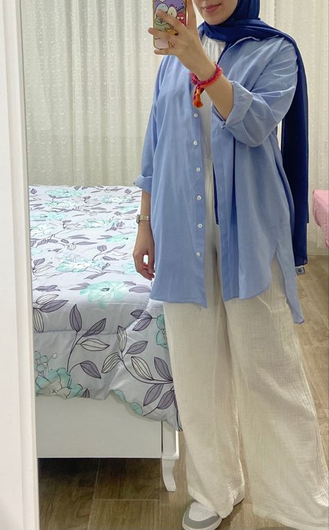 Wide leg pants with oversized blue shirt Oversized Blue Shirt, Cream Pants, Oversized Tee, White Pants, Blue Shirt, Summer 2024, Leg Pants, Wide Leg Pants, Casual Shirts