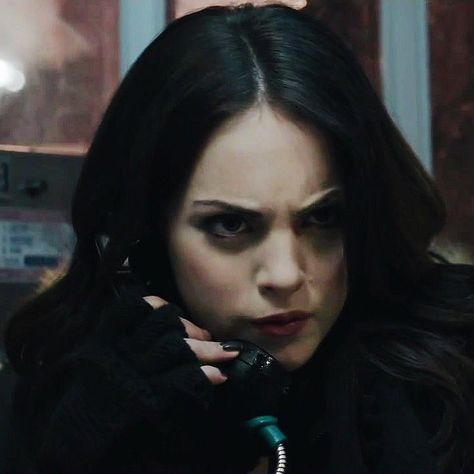 liz gillies looking fine and angry while holding a phone Elizabeth Gillies Black Hair, Elizabeth Gillies Aesthetic, Liz Gillies Aesthetic, Liz Gillies Icon, Elizabeth Gilles, Angry Woman, Angry Look, Liz Gilles, Angry Women