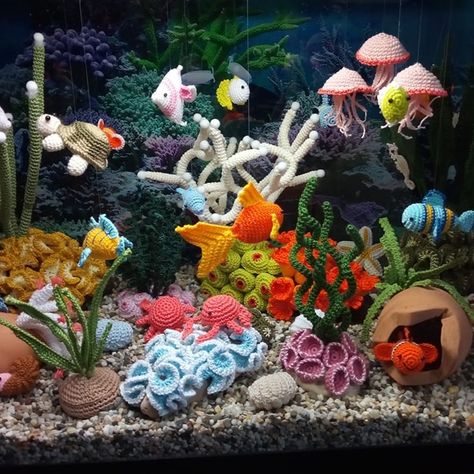 Crafter Crochets an Entire Aquarium With Sea Life That Looks Like It’s Really Swimming Crochet Fish Patterns, Crochet Sea Creatures, Crochet Fish, Rainbow Fish, Creation Crafts, Fish Patterns, Colorful Fish, Sea Animals, Crochet Techniques