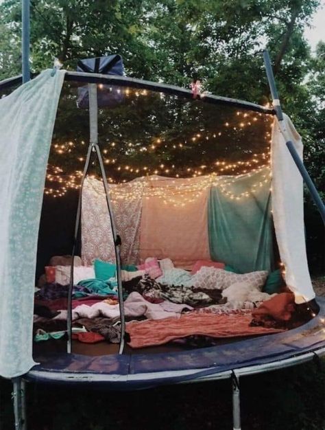 Old Trampoline, Sleepover Room, Pyjamas Party, Girl Sleepover, Backyard Camping, Fun Sleepover Ideas, Sleepover Activities, Backyard Living, Trampolines