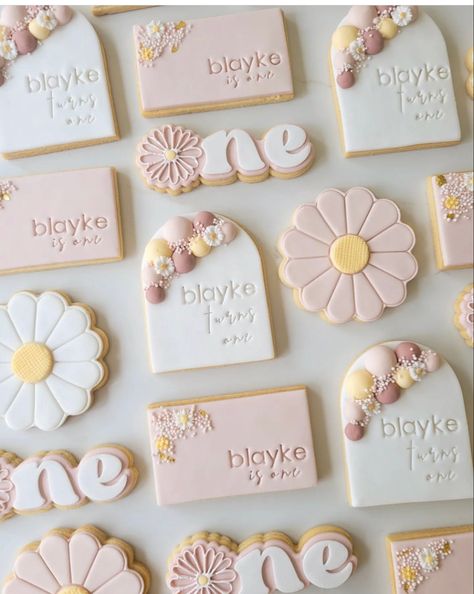 Baby First Birthday Themes, Daisy Baby Shower, Flower Birthday Party, Rainbow First Birthday, Daisy Party, 1st Birthday Party Themes, 1st Birthday Themes, First Birthday Party Themes