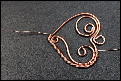 Wire wrapped heart pendant tutorial for beginners. - Handmade Jewelry Aluminium Jewellery, Wire Hanger Crafts, Ear Cuff Diy, Wire Hearts, Wire Weaving Techniques, Wire Wrapped Heart, Copper Wire Art, Wire Beads, Wire Jewelry Rings