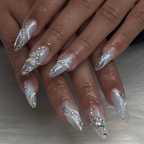 Silver Douyin Nails, Silver Nails With Gems, Almond Nails Charms, Silver Gem Nails, Erika Titus Nails, Pearl Nails Design, Pearl Nail Designs, Nail Art With Gems, Pearl Nail Art