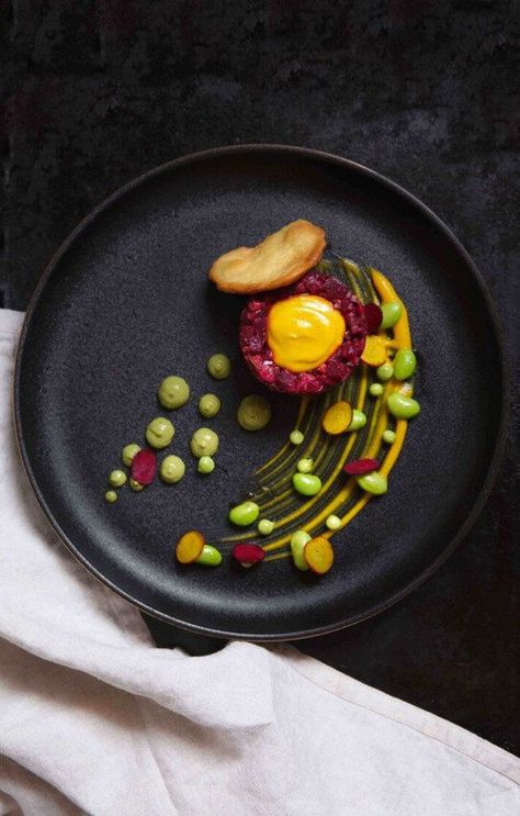 Food In Black Plate, Black Plate Food Presentation, Black Plate Food Photography, Food On Black Plates, Michelin Food Photography, Beach Food Photography, Food Plate Photography, Fine Dining Plates, Beetroot Tartare