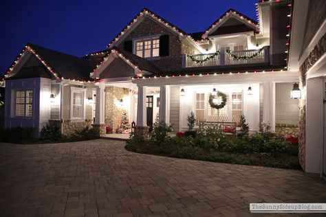 Winter House Exterior, Christmas Night Light, Christmas House Lights, Dream Life House, Suburban House, Hans Wegner, Christmas Living Rooms, Cute House, Christmas Night