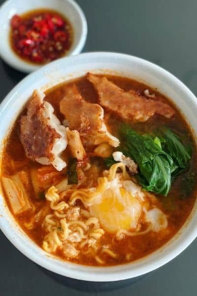 Kimchi Ramen Recipe To Spice Up Your Instant Noodles Game Kimchi Cabbage, Korean Noodle Soup, Spicy Korean Noodles, Kimchi Ramen, Korean Soup, Fermented Kimchi, Spicy Pickles, Ramen Noodle Soup, Ramen Soup