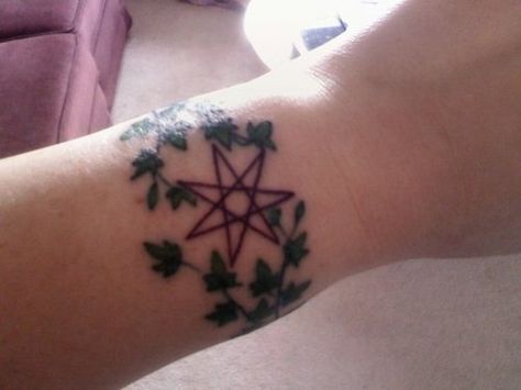 Nice change from the usual 5-pointed pentacle. Fairy Star Tattoo, Pentacle Tattoo, Tattoo Making, Tattoo Symbolism, Ivy Tattoo, Fairy Star, Tattoo Man, The Fae, Amazing Tattoos