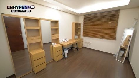 Aesthetic Room Cute, Enhypen Dorm, Room Cute Decor, Enhypen Room, Kpop Aesthetic Room, Indie Bedroom Decor, Indie Bedroom, Army Room Decor, Room Cute