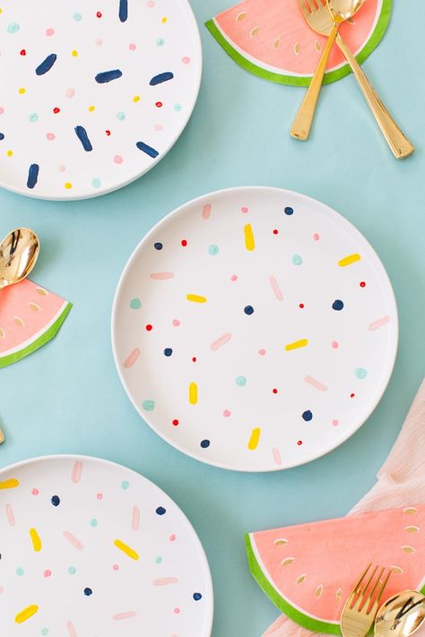 The perfect rainy afternoon craft project, DIY confett pattern placemats and chargers - sugar and cloth Afternoon Crafts, Summer Table Decorations, Confetti Pattern, Soya Mumu, Diy Confetti, Diy Yarn, Pottery Painting Designs, Patterned Plates, Keramik Design