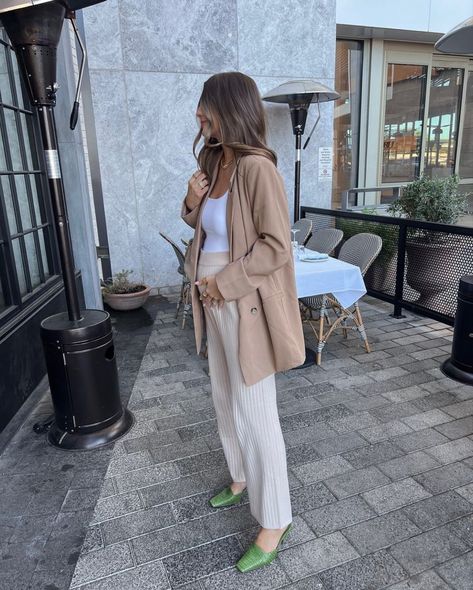 Brunch Outfit, Baby Bump Friendly! #babybump #scottsdale #arizona #brunchoutfit Scottsdale Arizona Outfits, Maternity Pants Outfit, Knit Pants Outfit, List Of Favorite Things, Arizona Outfits, Maternity Dress Pants, Dress Pants Outfits, Outfit Oversize, Stylish Maternity Outfits