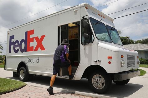 FedEx to End Ground Delivery Partnership With Amazon #daily #news #hypebeast #mux #muxjasper #fivedoubleues Graduation Guest Outfit, Job Clothes, Delivery Pictures, Innovative Packaging, Normal Delivery, Jobs For Teens, New Photo Download, Package Delivery, Shipping Supplies