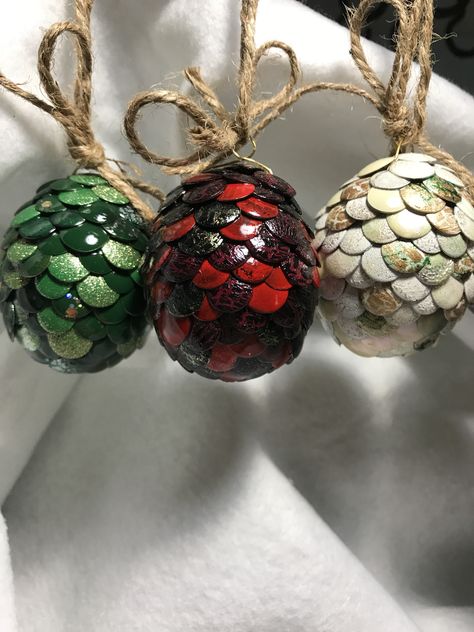 Dnd Christmas Decorations, Game Of Thrones Christmas Ornaments, Geek Christmas Tree, Game Of Thrones Crafts Diy, Dnd Ornaments Diy, Dnd Christmas Tree, Dnd Christmas Ornaments, Dungeons And Dragons Christmas Tree, Dragon Christmas Ornament