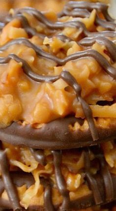 No Bake Samoa Cookies (Girl Scout Copycat) No Bake Copycat Samoa Girl Scout Cookies 12 Tomatoes, Stuff Cookies Recipes, No Bake Caramel Cookies, Recipes Biscuits, Diy Christmas Cookies, Christmas Cookie Exchange Recipes, Samoa Cookies, Cookie Exchange Recipes, Bake Recipes