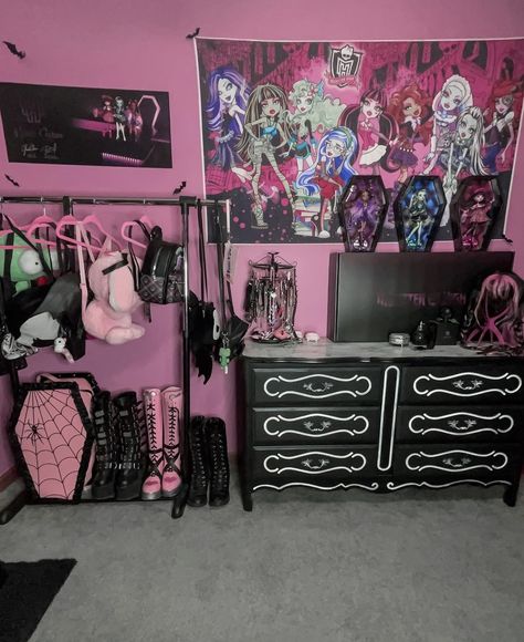 Room Decor Emo, Emo Bedroom Aesthetic, Emo Room Ideas, Room Ideas Cute, Emo Room Decor, Emo Bedroom, Monster High Bedroom, Monster High Room, Emo Room