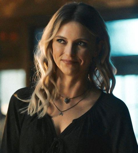 Freya Mikaelson - The Originals The Original Family, Riley Voelkel, Freya Mikaelson, School Photographer, The Mikaelsons, Elijah Mikaelson, Davina Claire, Vampire Love, Starting Line