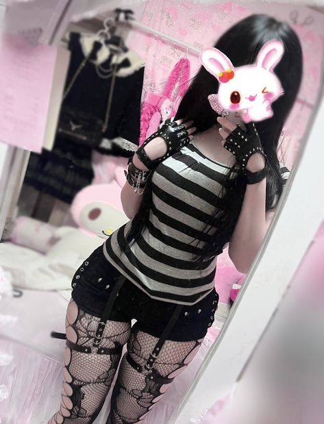 Soft Emo Outfits, Yami Kawaii Aesthetic, Risky Picture Ideas, E Girl Outfits, Egirl Outfits, Kawaii Goth, Yami Kawaii, Emo Outfits, Alt Fashion