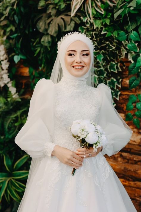 Muslim Wedding Dress Hijab Bride, Turkish Bride, Wedding Dress Hijab, Wedding Hijab Styles, Bridal Hijab Styles, Simple Elegant Wedding Dress, Minimal Wedding Dress, Muslimah Wedding Dress, Nikah Dress