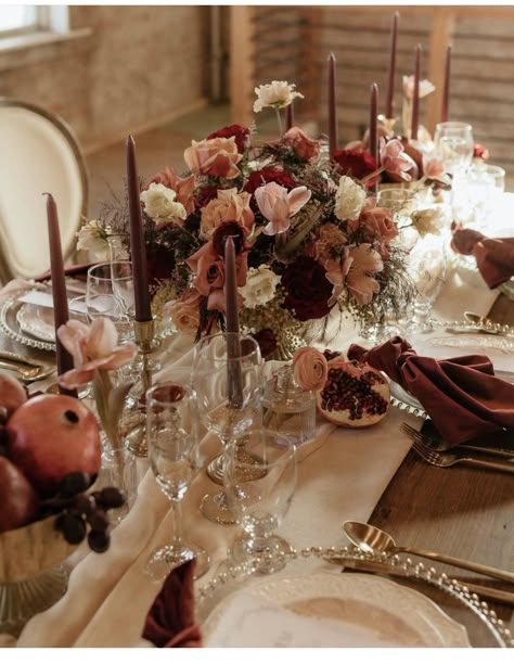 Moody Wedding Reception Table, Round Tablescapes Fall, Red Spring Flowers, Tablescape Wedding Round Table, February Wedding Table Decor, Burnt Red Wedding, Rust And Blush Wedding, February Wedding Colors, Moody Wedding Colors