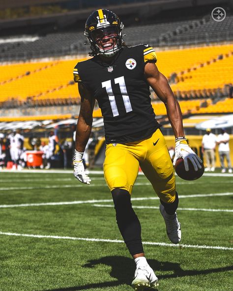 Chase Claypool, Tj Watt, Pittsburgh Steelers Wallpaper, Pittsburgh Steelers Players, College Football Helmets, Football Aesthetic, Sports Wallpaper, Baltimore Ravens Football, Nfl Football Pictures