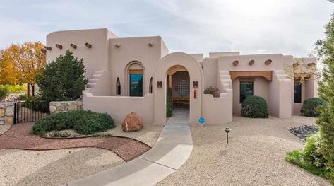 Window Styles for Adobe Revival Style Houses Adobe House Exterior, Modern Adobe House, Santa Fe Style Decor, Pueblo House, Southwestern House, Modern Adobe, Pueblo Revival, Southwest House, Colonial Revival House