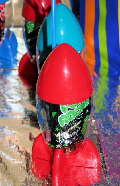 Space Party Favor Ideas, Candy For Party, Rocket Birthday Party, Nasa Party, Tomorrowland Party, Space Jam Theme, Rocket Ship Party, Space Favors, Space Party Favors