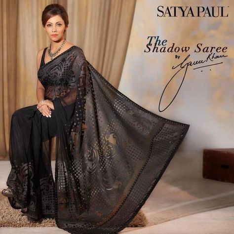 Wonder How Exactly SATYA PAUL Cast A Spell On Queen GAURI KHAN That She Consented To Endorse His Designer Line Of Sarees?!! Black Sarees, Gauri Khan, Sarees Bridal, Satya Paul, Buy Designer Sarees Online, Latest Designer Dresses, Desi Outfits, Mata Hari, Traditional Outfit