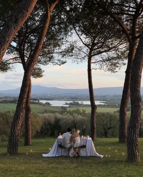 Cute Proposal Ideas, Money Wedding, Proposal Pictures, Italy Vibes, Luxury Couple, Boho Outdoor, European Aesthetic, Elegant Couple, Wedding Proposals