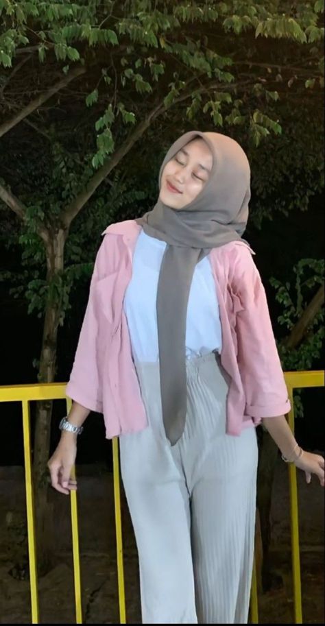 Outfit Kulot, Outfit Hijab Simple, Classic Outfits For Women, Outfit Hijab Casual, Ootd Poses, Ootd Hijab Casual, Casual Chic Outfits, Modesty Outfits, Casual Hijab