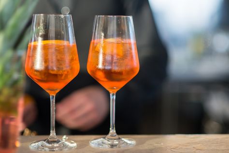 Combine Campari, vermouth, and sparkling wine in the Sbagliato, a simple and delicious pre-dinner drink that won't get you floored before the dinner party. Campari Cocktails, Beach Meals, Food Articles, Wine Clubs, Vermouth, Italian Summer, Aperol Spritz, Getting Drunk, Wine Fridge