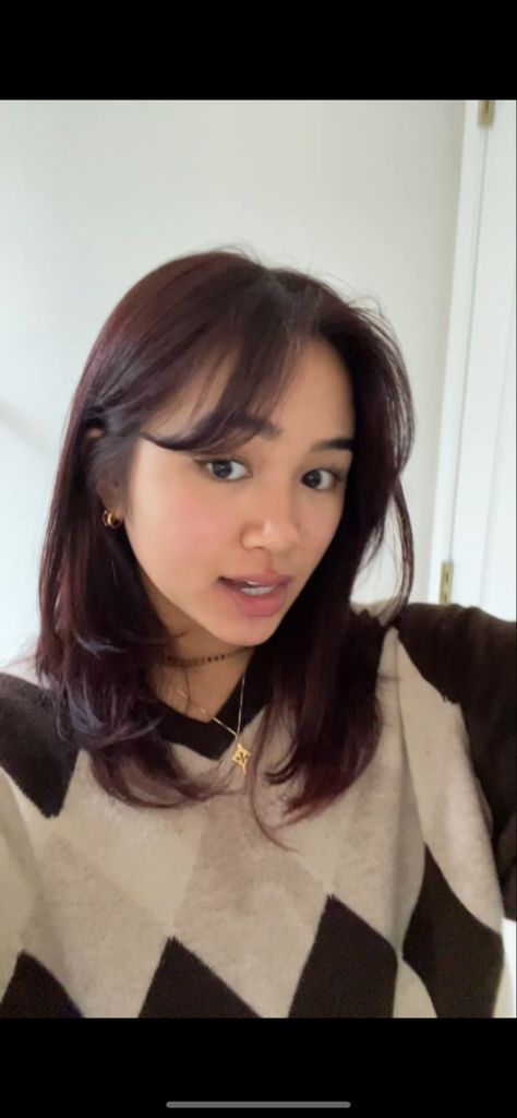 Red Hair Tint On Black Hair, Black Cherry Hair Color On Brown Skin, Hair Color Ideas Round Face, Dark Auburn Shoulder Length Hair, Black Cherry Hair On Black Women, Maroon Tinted Hair, Auburn Hair On Black Hair, Burgundy Brown Hair Short, Dark Cherry Brown Hair Short