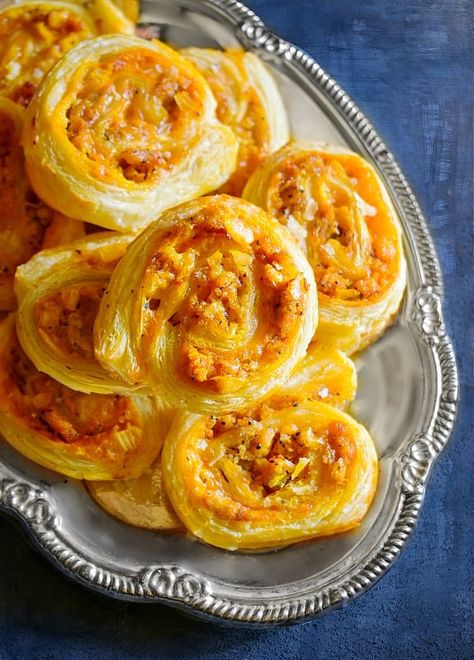 Chicken Appetizers Easy, Puff Pastry Snacks, Peanut Butter Alternatives, Puff Pastry Pinwheels, Chicken Pinwheels, Butter Chicken Sauce, Pinwheel Sandwiches, Pastry Dishes, Diwali Snacks