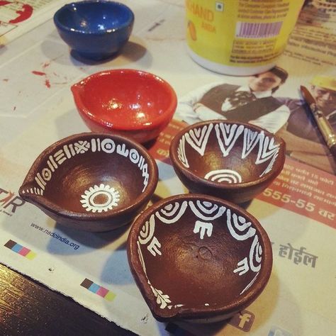 Dia Painting Diwali, Painting Diyas For Diwali, Diya Decoration Ideas With Paint, Diya Designs Diwali, Diya Designs Painting, Diwali Diya Painting Ideas, Painting On Diya, Diya Paintings Acrylic Ideas, Diyas Painting