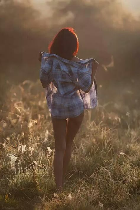 Boudoir idea Budiour Outfit Ideas, River Shoot Photography, Bouduar Photos Nature, Bodouir Photoshoot Ideas Outdoor, Western Bourdier Photoshoot, Country Bodouir Photoshoot Ideas, Flirty Pictures Ideas, Outdoor Boidour Poses, Outdoor Boudiour Ideas Fall