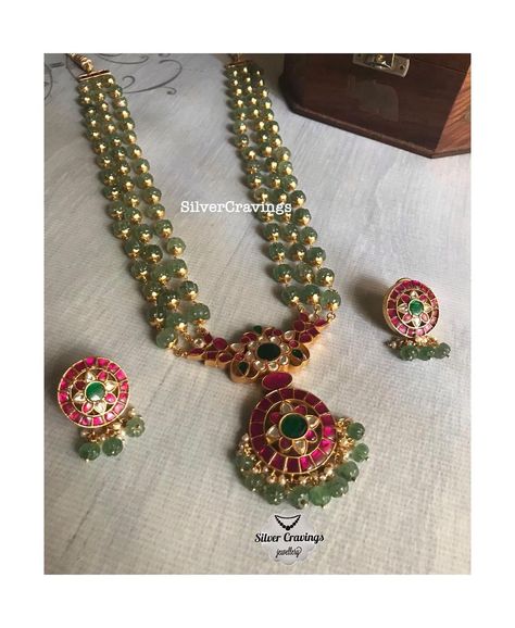 Beaded Gold Jewelry, Green Emerald Necklace Indian, Indian Beads Jewellery Design, Gold Beads Necklace Indian, Green Beads Indian Jewellery, Beads Jewelry Indian Gold, Beads Jewellery Designs, Green Pearl Jewelry, Green Beads Necklace