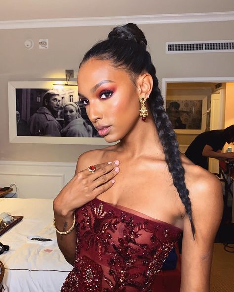 7 Thanksgiving Hairstyles That Are Fast and Easy Ponytail Makeup Look, Jasmine Tookes Outfits, Ponytail Makeup, Jasmin Tookes, Thanksgiving Hairstyles, Clip In Ponytail Extensions, Clip In Ponytail, Jasmine Tookes, Favorite Makeup