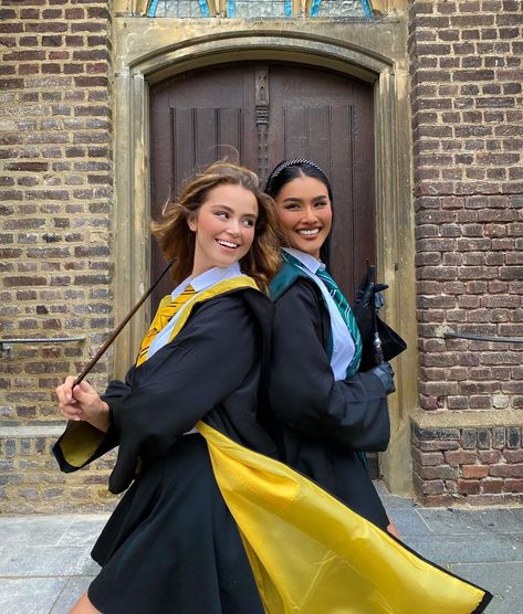 Harry Potter Duo Costume, Hogwarts Student Costume, Harry Potter Couple Costume, Hogwarts Cosplay, Hufflepuff Costume, Slytherin Costume, Harry Potter Kostüm, Student Costume, Hogwarts Outfits