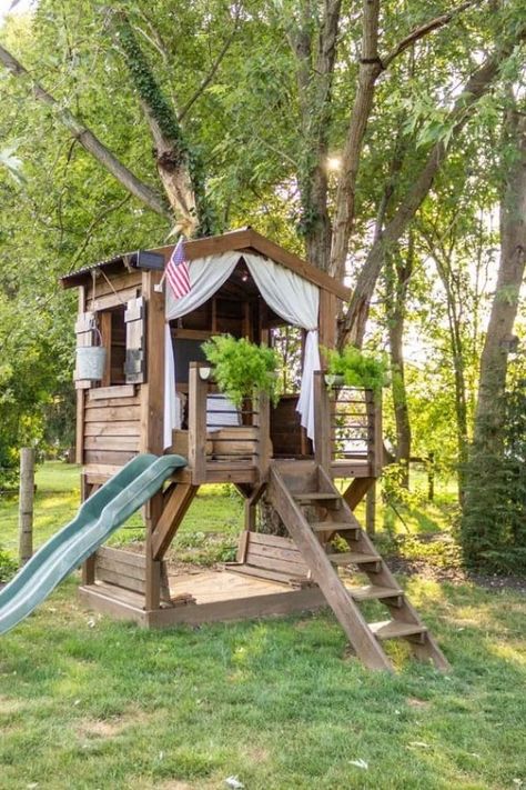 Here are some updates made to a DIY Playhouse over the past year that could be very useful. #Treehouse #DIY #HomeProjects Playhouse Exterior, Interior Playhouse, Fort Playhouse, Handmade Hideaway, Treehouse Playset, Treehouse Diy, Diy Railing, Playset Makeover, Sandbox Plans