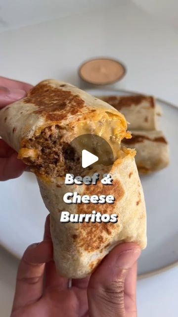 Meal Prep Champ🍱 on Instagram: "HIGH PROTEIN, LOW CALORIE creamy beef & cheese burritos 🤤 🌯 by @doosifit

Macros (for 2 burritos) ⬇️
486 calories
47g protein
42g carb
23g fat
30g fiber

Filling (6 burritos) ⬇️
➡️ medium heat pan
1 lb ground beef
1 tsp salt
1/2 tsp garlic powder
1/2 tsp paprika
3 tbsp lite cream cheese 
3 tbsp taco sauce
28g reduced fat Mexican cheese
28g reduced fat mozzarella cheese
30g diced green chiles (optional)

Chipotle sour cream (6 burritos) ⬇️ 
2 tbsp lite sour cream
1/2 tsp chipotle adobo sauce
1/4 tsp chipotle powder
1/4 tsp smoked paprika

Assembly (6 burritos) ⬇️
6 low carb tortillas
beef & cheese filling
1/4 cup nacho cheese
chipotle sour cream" Healthy Mexican Burritos, Chipotle Adobo Sauce, Ground Beef Burritos, Burritos Recipes, Chipotle Sour Cream, Chipotle Adobo, Low Cal Lunch, Beef Burritos, Chipotle Powder