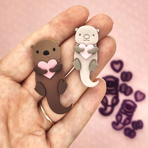 Amazing Polymer Clay Magnet Ideas for Home Decor Clay Otter, Heart Polymer Clay, Otter Pup, Polymer Clay Magnet, Easy Clay Sculptures, Otter Love, Holding A Heart, Polymer Clay Gifts, Clay Works