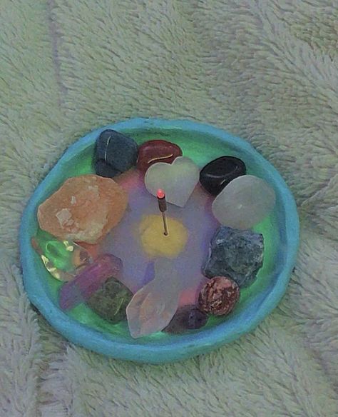 Crystal Tray Clay, Clay Incense Tray, Air Dry Clay With Crystals, Clay Crystal Holder, Diy Clay Tray, Clay Tray Ideas, Tray For Crystals, Air Dry Clay Tray, Clay Tray