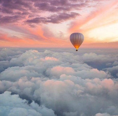 Hot air balloon flying above the clouds in a cotton candy colored sky Foto Muro Collage, New Retro Wave, Pink Things, Air Balloon Rides, Above The Clouds, Air Balloons, Jolie Photo, Sky Aesthetic, Aesthetic Backgrounds